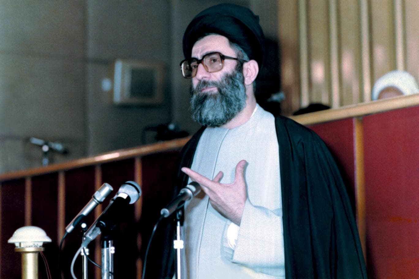 تضاد رهبری علی خامنه‌ای با قانون اساسی جمهوری اسلامی